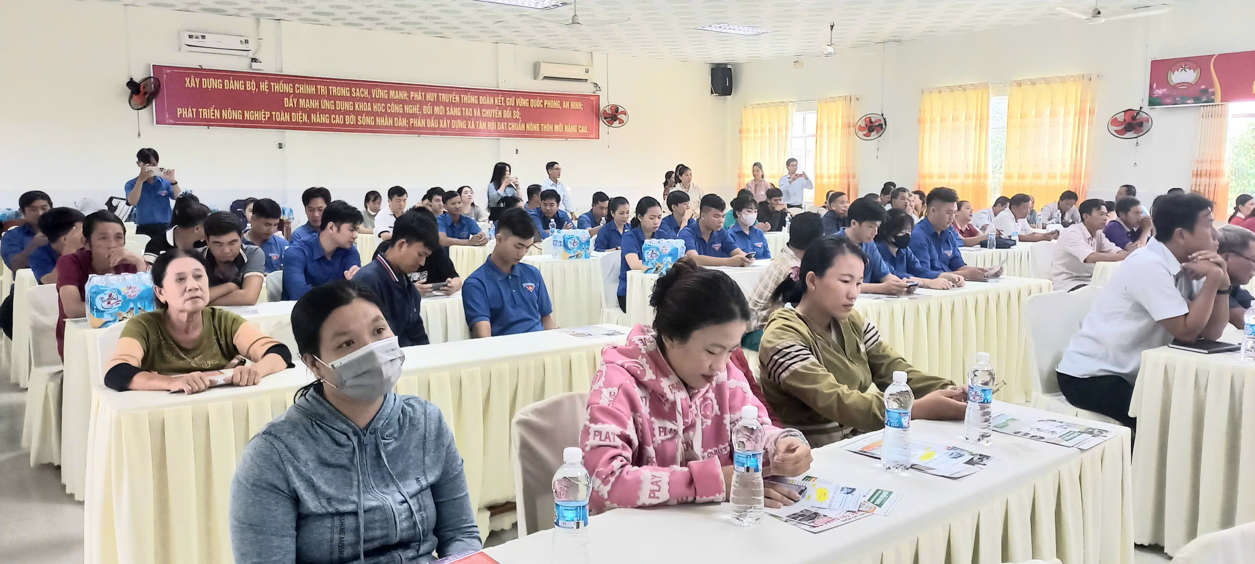 Người dân xã Tân Hội tham gia ngày hội việc làm